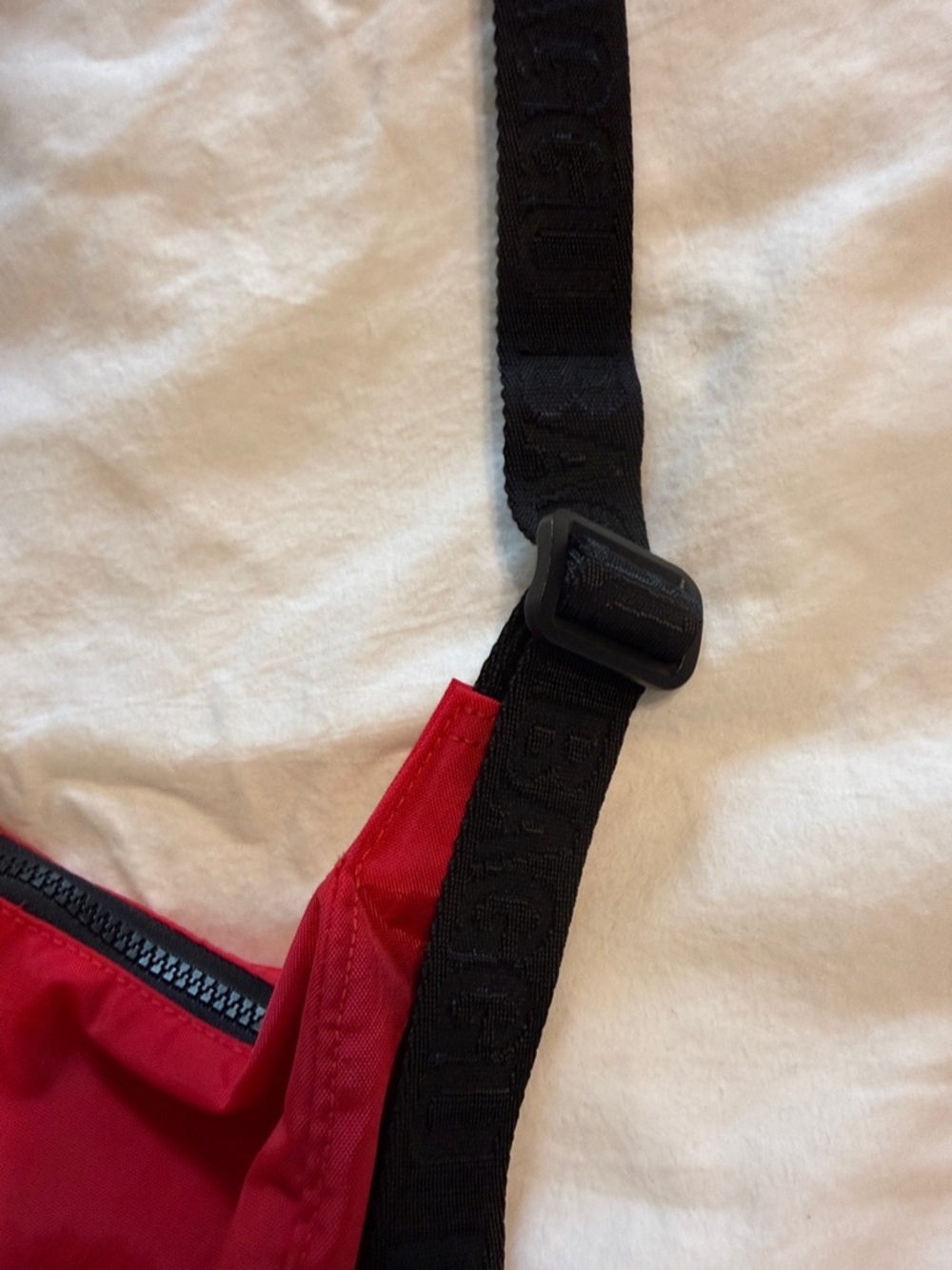 Baggu Small Crescent Shoulder Bag in Candy Apple GUC - Picture 4 of 9